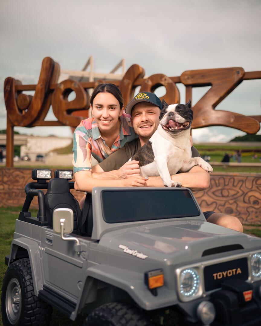 Valentina, quien es diseñadora de interiores, es la que graba y crea los guiones de las historias, mientras que Andreas, quien trabajaba para una multinacional de construcción, se encarga de manejar los carritos y editar.