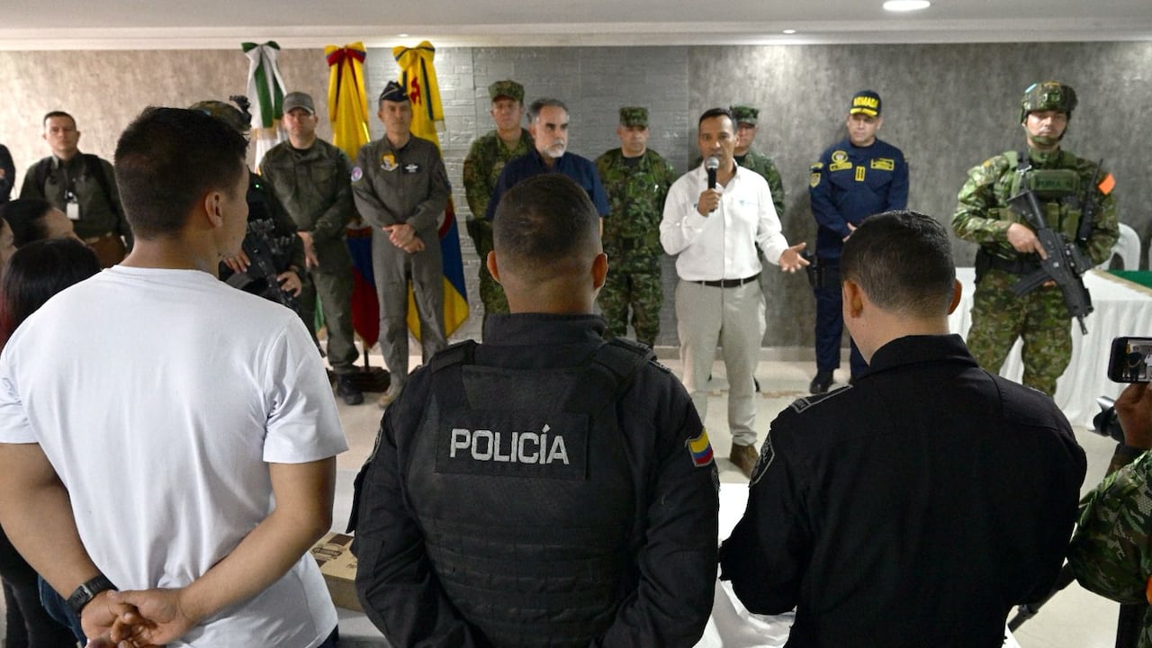 El ministro de Defensa, Pedro Sánchez, recibió al grupo de uniformados liberados en El Plateado, Cauca.