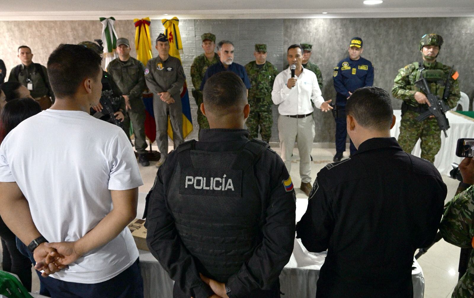 El ministro de Defensa, Pedro Sánchez, recibió al grupo de uniformados liberados en El Plateado, Cauca.