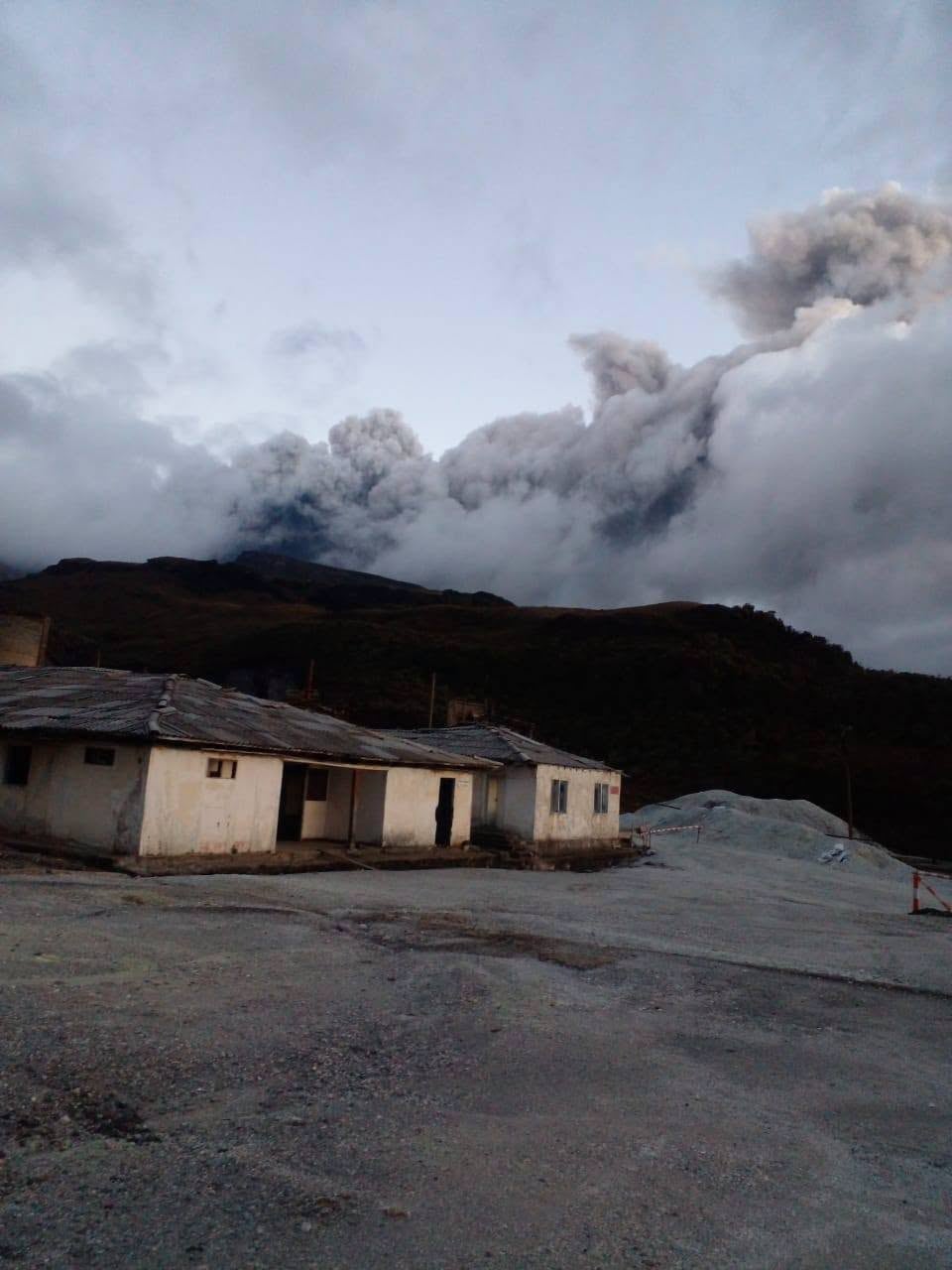 Estas fotografías fueron captadas desde la histórica mina de azufre, donde se aprecia con claridad la fuerza de la emisión y la gran cantidad de ceniza expulsada por el volcán. Las imágenes reflejan la intensidad del fenómeno y la magnitud de la nube volcánica