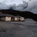 Estas fotografías fueron captadas desde la histórica mina de azufre, donde se aprecia con claridad la fuerza de la emisión y la gran cantidad de ceniza expulsada por el volcán. Las imágenes reflejan la intensidad del fenómeno y la magnitud de la nube volcánica