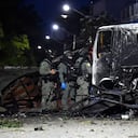 Policías inspeccionan los restos de un camión tras la explosión de un carro bomba en Cúcuta.