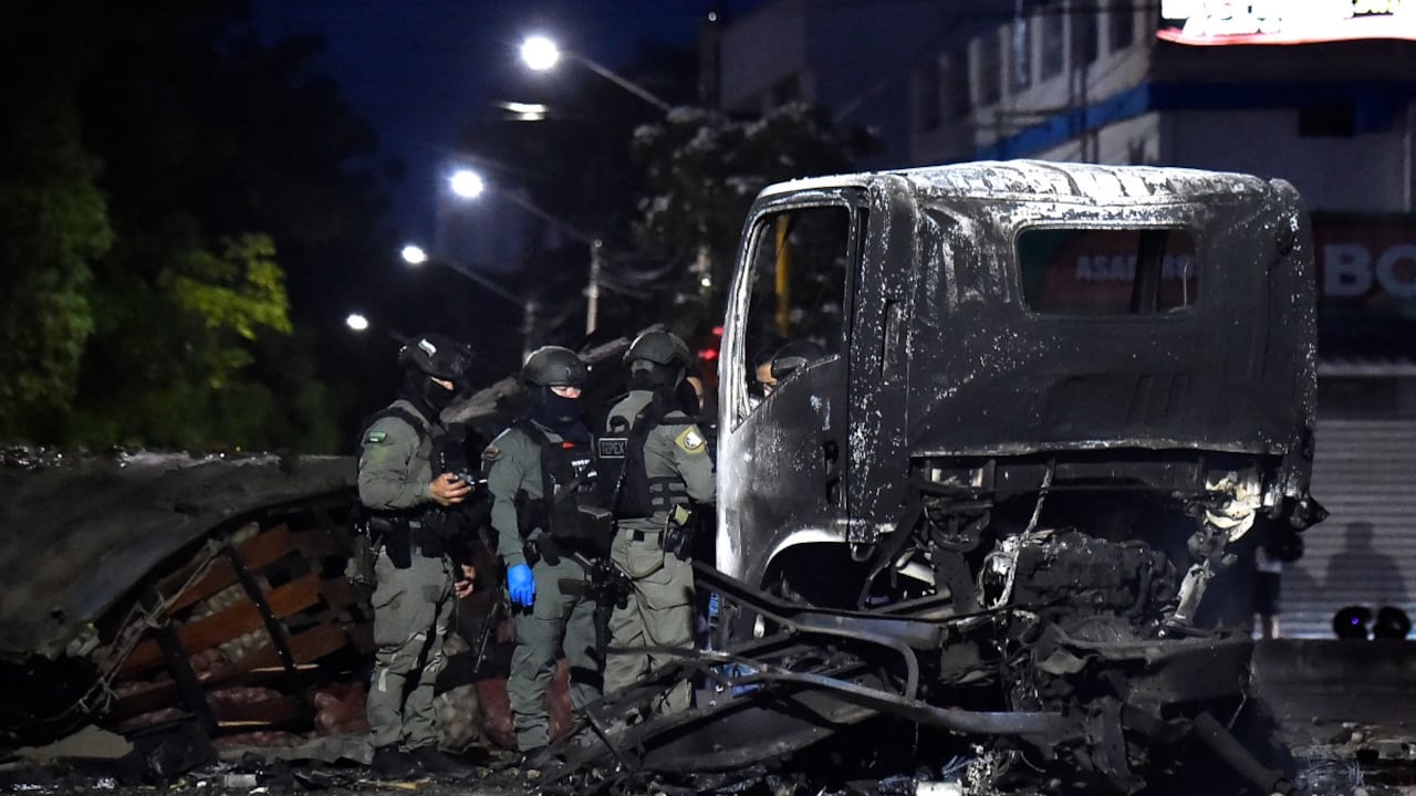 Policías inspeccionan los restos de un camión tras la explosión de un carrobomba en Cúcuta.