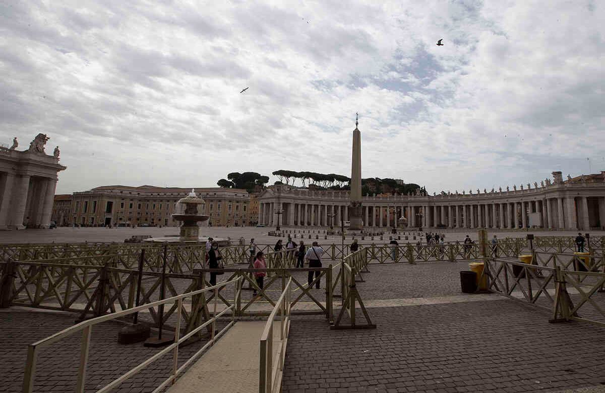 La gente hace fila en la plaza de San Pedro en el Vaticano el día de la reapertura de la Basílica, el lunes 18 de mayo de 2020. Italia está levantando lentamente las restricciones sanitarias después de un bloqueo de dos meses contra por el coronavirus. (Foto AP / Alessandra Tarantino)