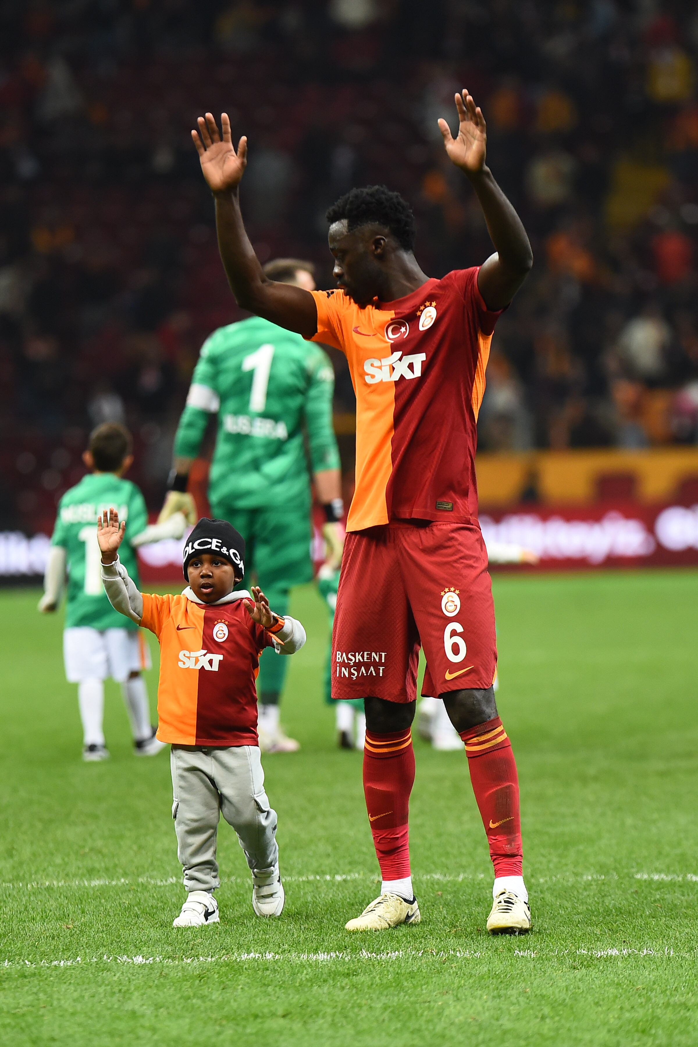 Davinson Sánchez, del Galatasaray, celebra la victoria con su hijo pequeño tras el partido de la Superliga turca entre el Galatasaray y el Basaksehir FK en el Rams Park el 10 de febrero de 2024 en Estambul, Turquía.