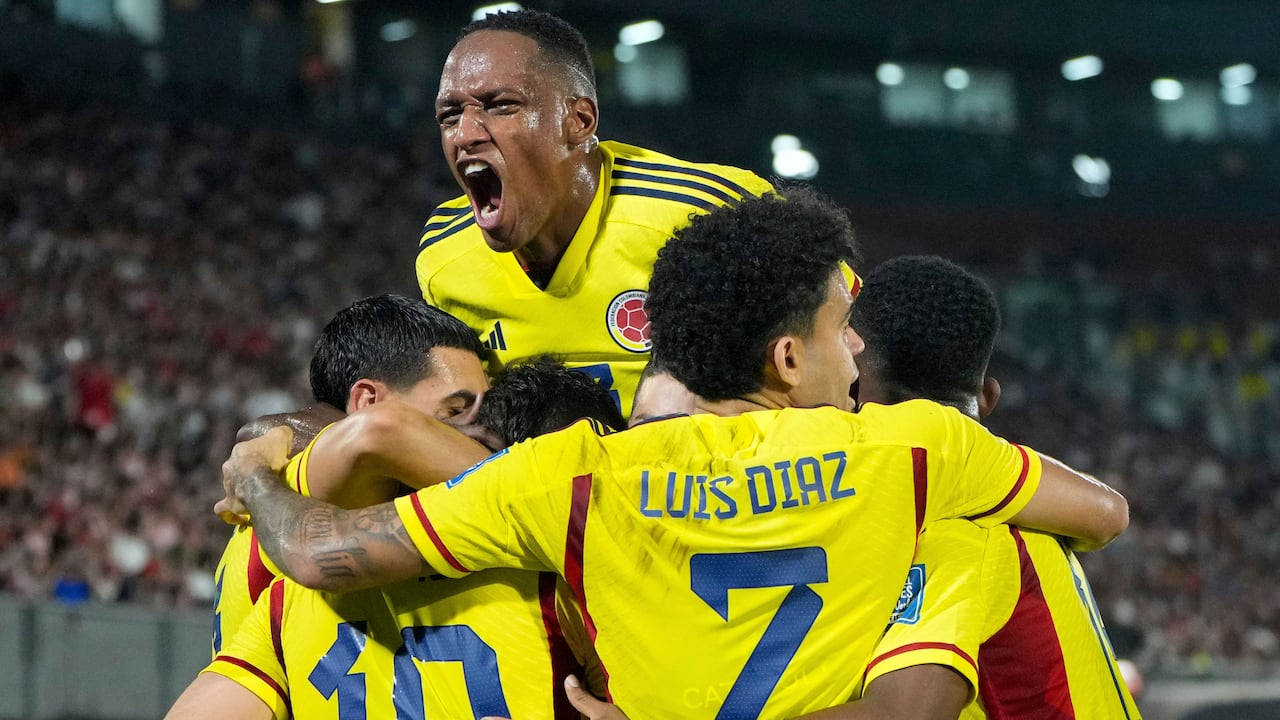 Selección Colombia celebrando el gol de Santos Borré frente a Paraguay.
