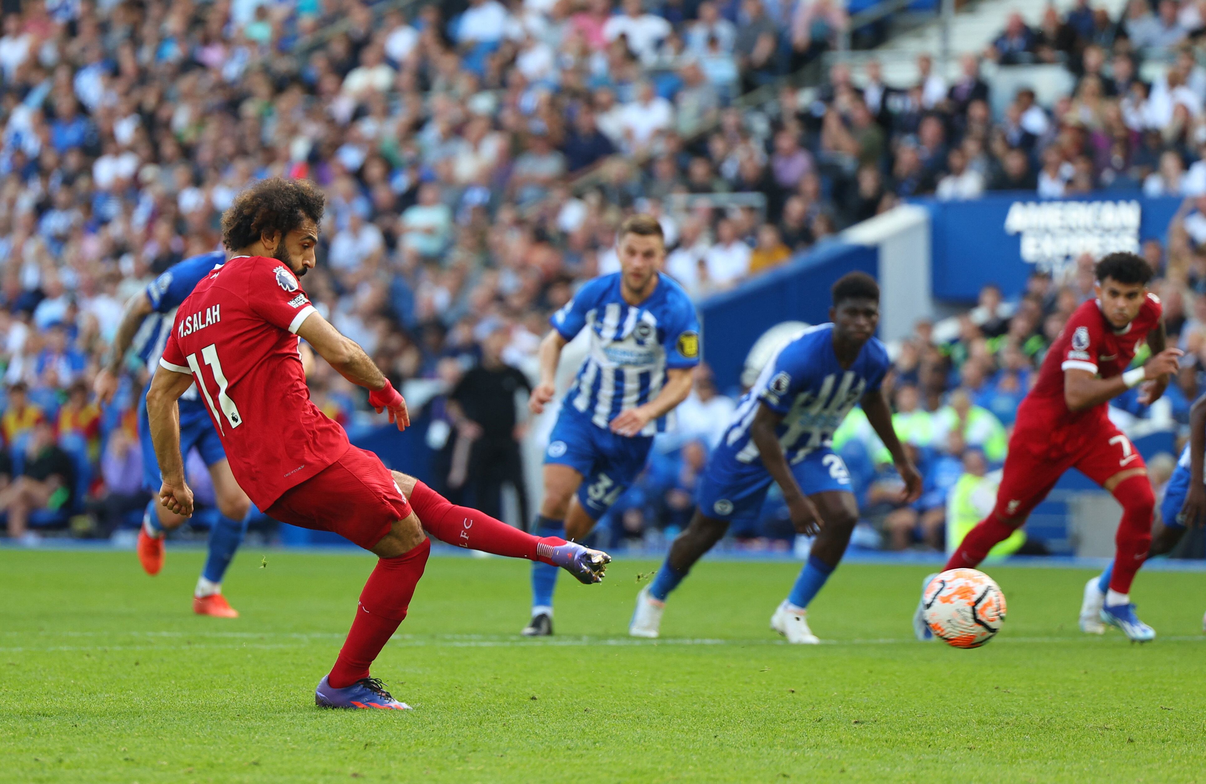 Mohamed Salah hizo dos goles para Liverpool.