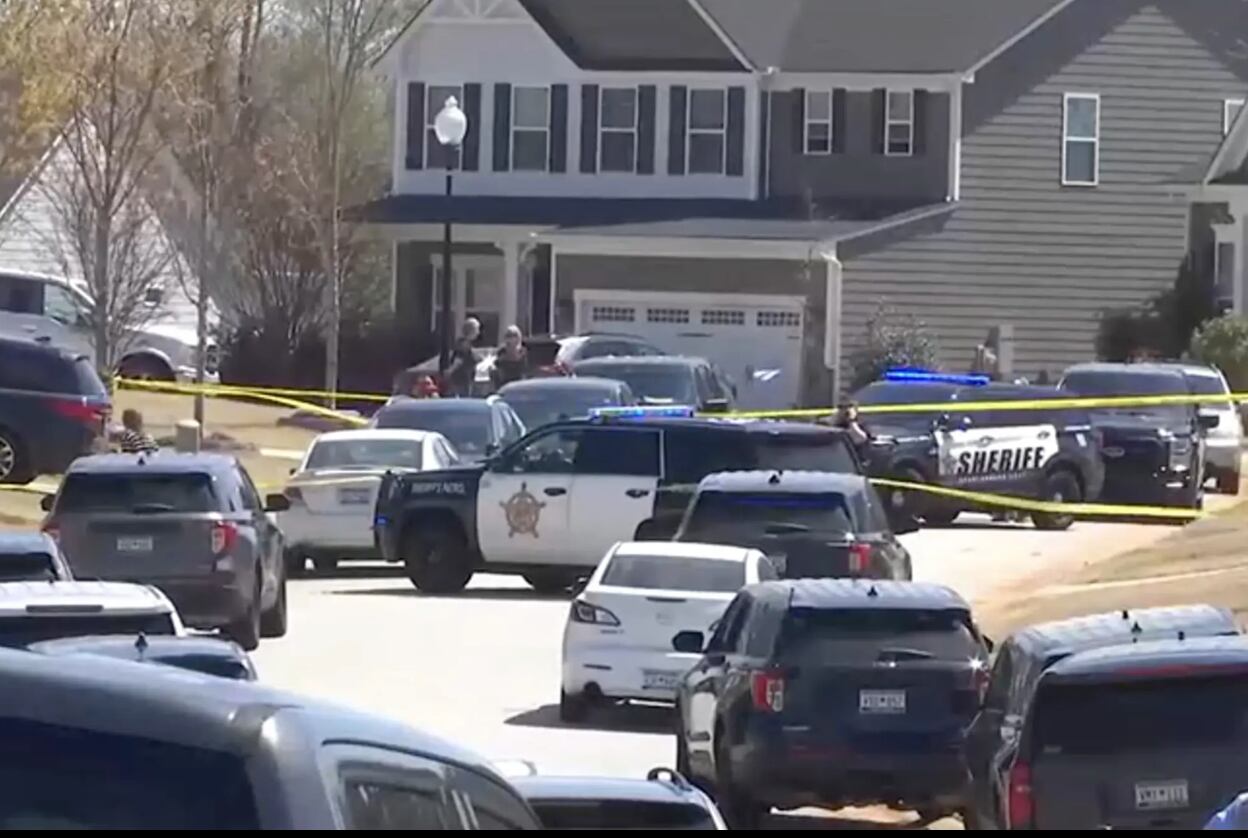 La casa fue rápidamente acordonada mientras se realizan las investigaciones pertinentes