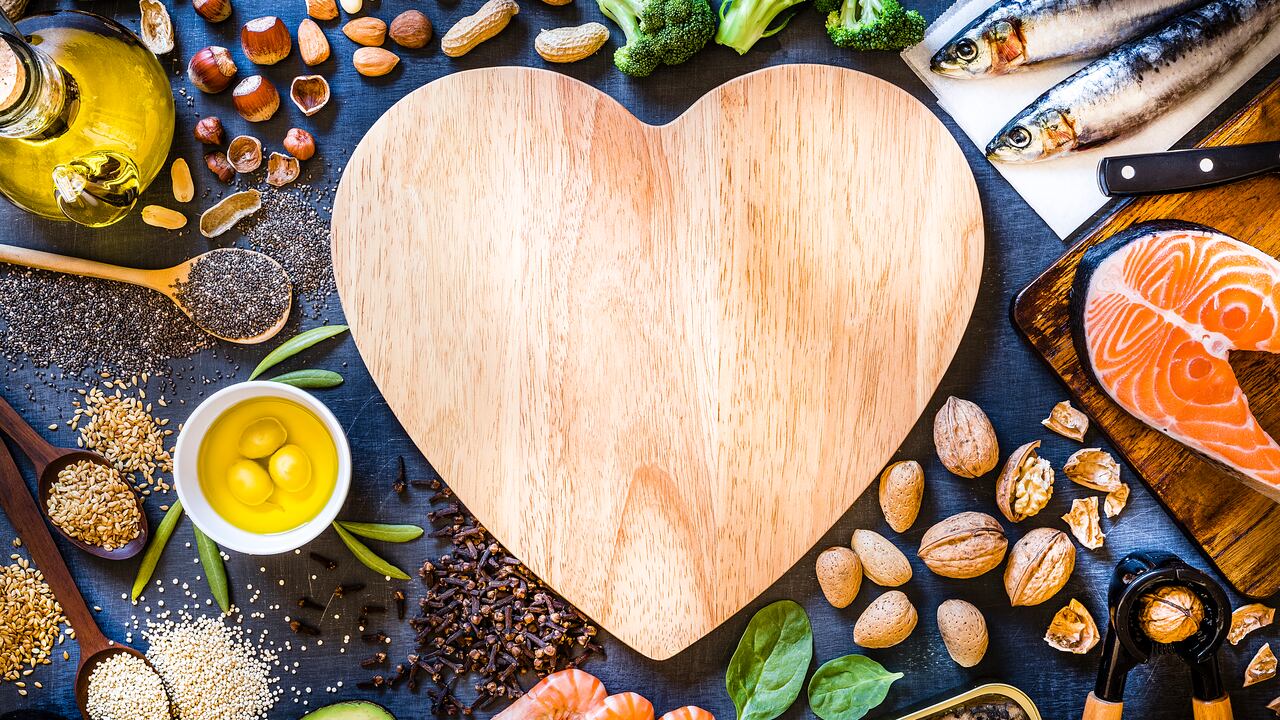 El pescado azul tiene un alto contenido de fósforo y omega 3; ingredientes esenciales para la buena salud del cerebro.