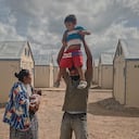 Por días recorrió territorios desérticos, oscuros y desconocidos, sin pan y sin techo, para evitar que sus otros hijos fallecieran de desnutrición como le ocurrió a su pequeño que no cumplía dos años en Venezuela.