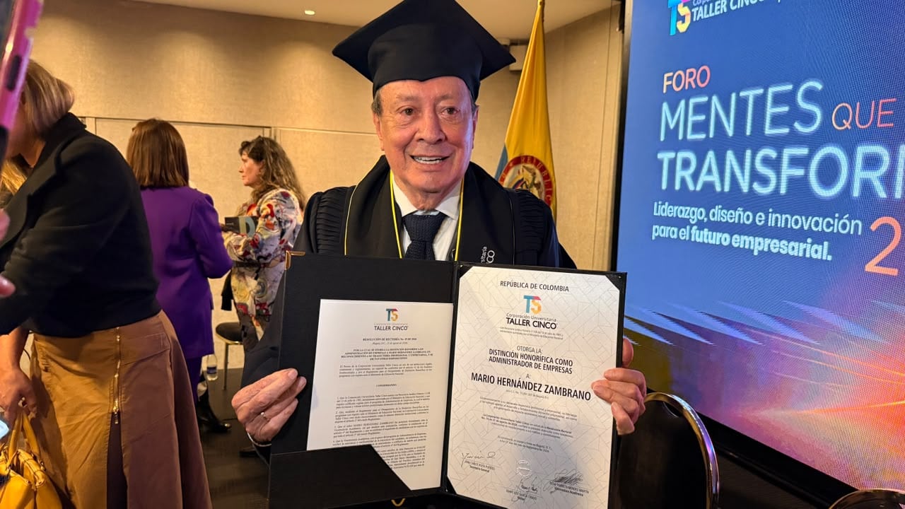 Mario Hernández recibió doctorado 'Honoris Causa' en administración de empresas en Taller Cinco.