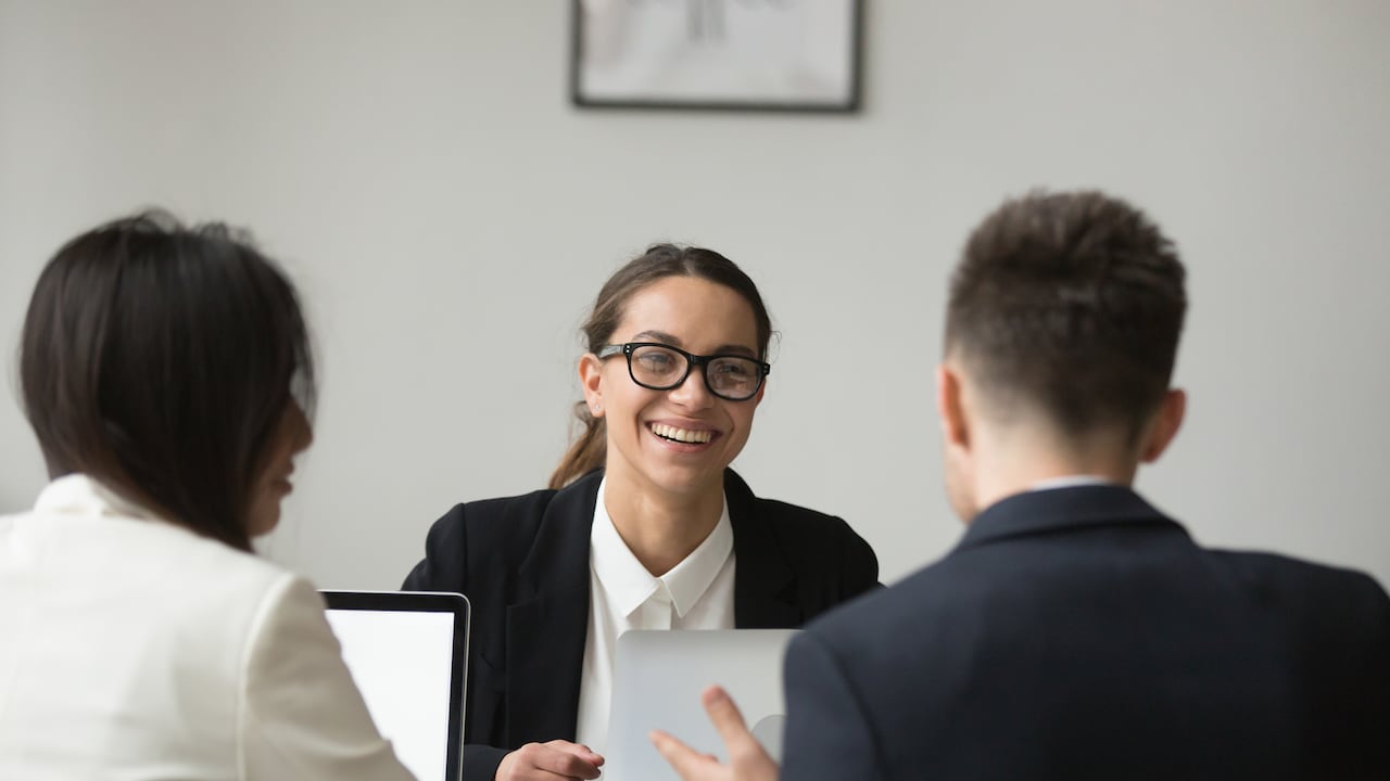 La mayoría de egresados logra vincularse al mundo laboral en menos de un año, y más del 25 % alcanza remuneraciones superiores a tres millones y medio de pesos.