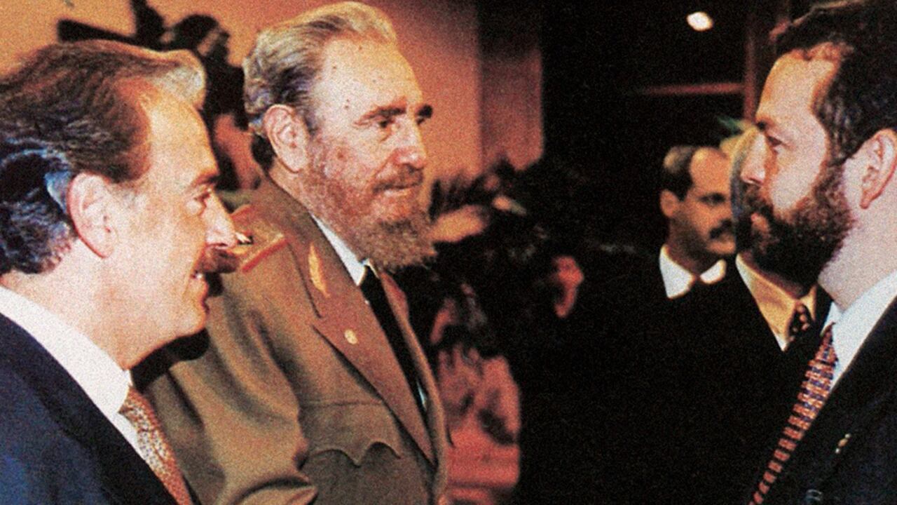 Rojas fue muy cercano al expresidente Andrés Pastrana. En su Gobierno lo acompañó en gestiones para buscar la paz. En la foto, con Fidel Castro.