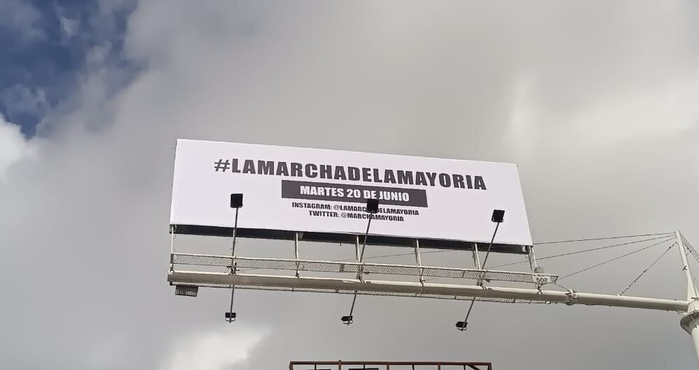 Vallas promocionando la Marcha de La mayoría
