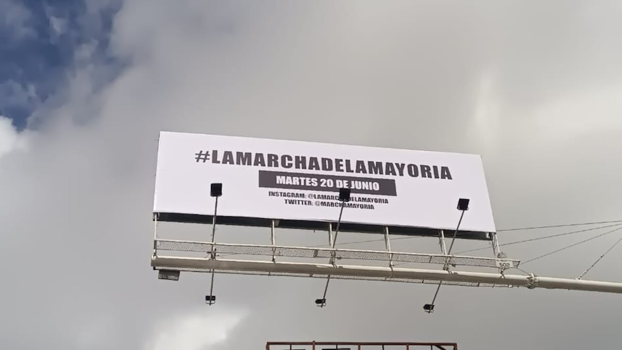 Vallas promocionando la Marcha de La mayoría