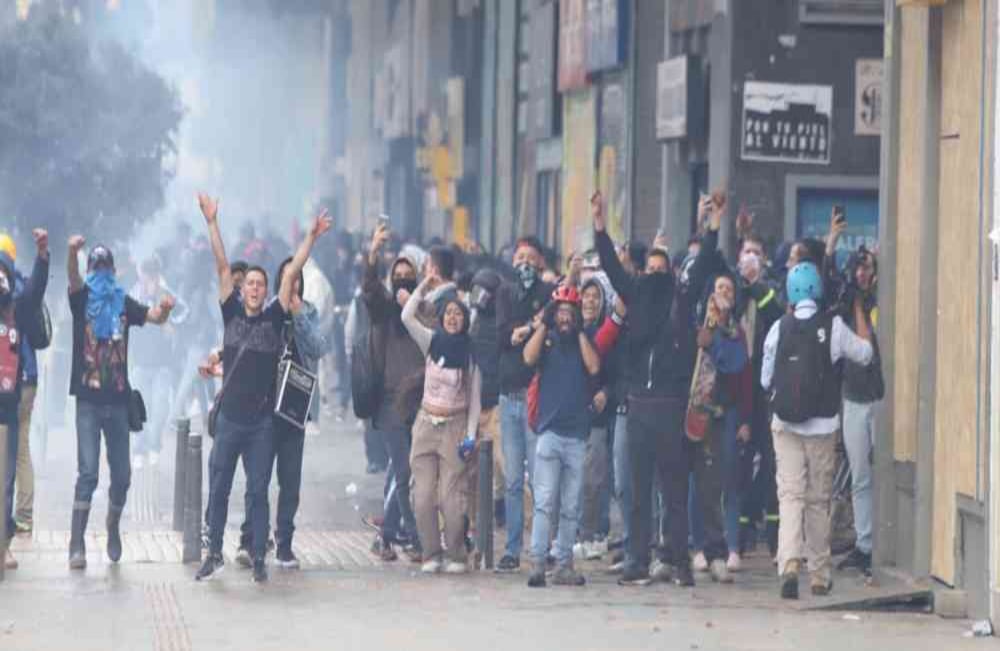 Los cerca de 5.000 manifestantes fueron evacuados por las autoridades con gases lacrimógenos. Foto: Diana Rey