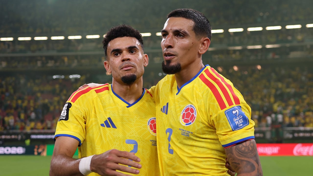 Abrazo entre Luis Díaz y Daniel Muñoz, figuras de Colombia contra RD Congo.
