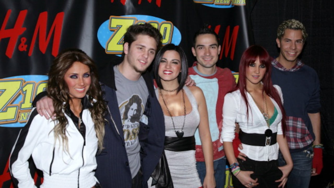 Integrantes de RBD: Dulce María, Anahí, Poncho Herrera, Maite Perroni, Christopher Uckermann y Christian Chávez (Photo by Jim Spellman/WireImage for Clear Channel Radio New York)