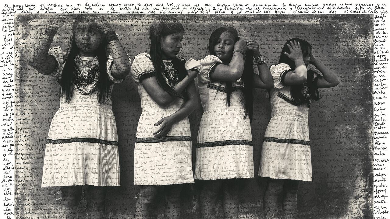 DOJURA ETNIA EMBERÁ CHAMÍ RUVEN AFANADOR-ANA GONZALEZ IMPRESIÓN CON PIGMENTOS SOBRE PAPEL DE ALGODÓN DE FOTOGRAFIA INTERVENIDA EN PLUMILLA Y TINTA. CORTESIA DEL MUSEO NACIONAL