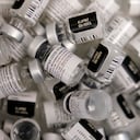 Envases vacíos de la vacuna de coronavirus de Pfizer-BioNTech en un centro de vacunación en la Universidad de Nevada, en Las Vegas, el 22 de enero de 2021. (AP Foto/John Locher, File)