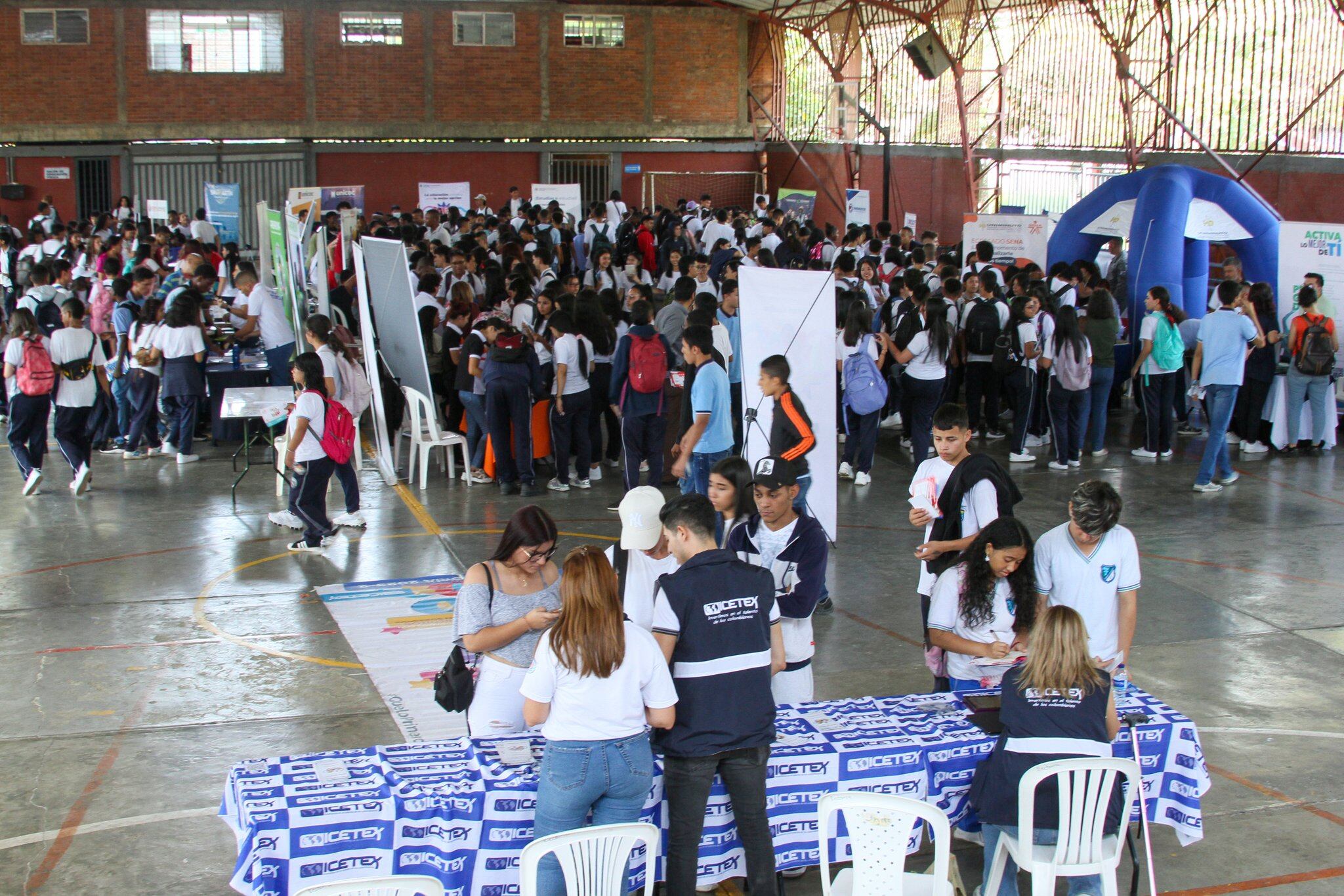 Los colombianos seleccionados por el Fondo recibirán el valor semestral de la matrícula con un tope máximo equivalente a 11 salarios mínimos por semestre y una cuota de sostenimiento semestral de 1,5 salarios mínimos.