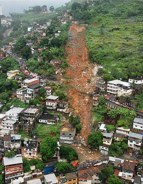 Así fue la tragedia generada por el derrumbe del morro Dos Prazeres, en el barrio Santa Teresa, en Río de Janeiro. 