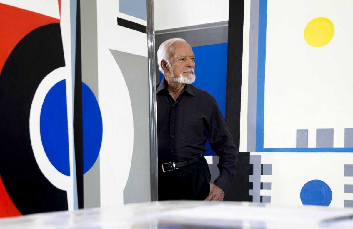 La exposición 'Sueños pospuestos' se centra en los bocetos y las obras realizadas durante el periodo en que Jorge Riveros residió en Alemania. / Cortesía del MAMBO