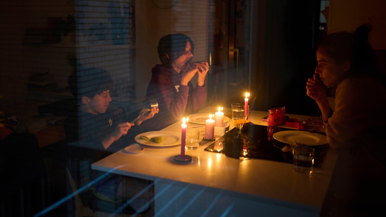Familia a oscuras en Barcelona por cuenta del apagón masivo.