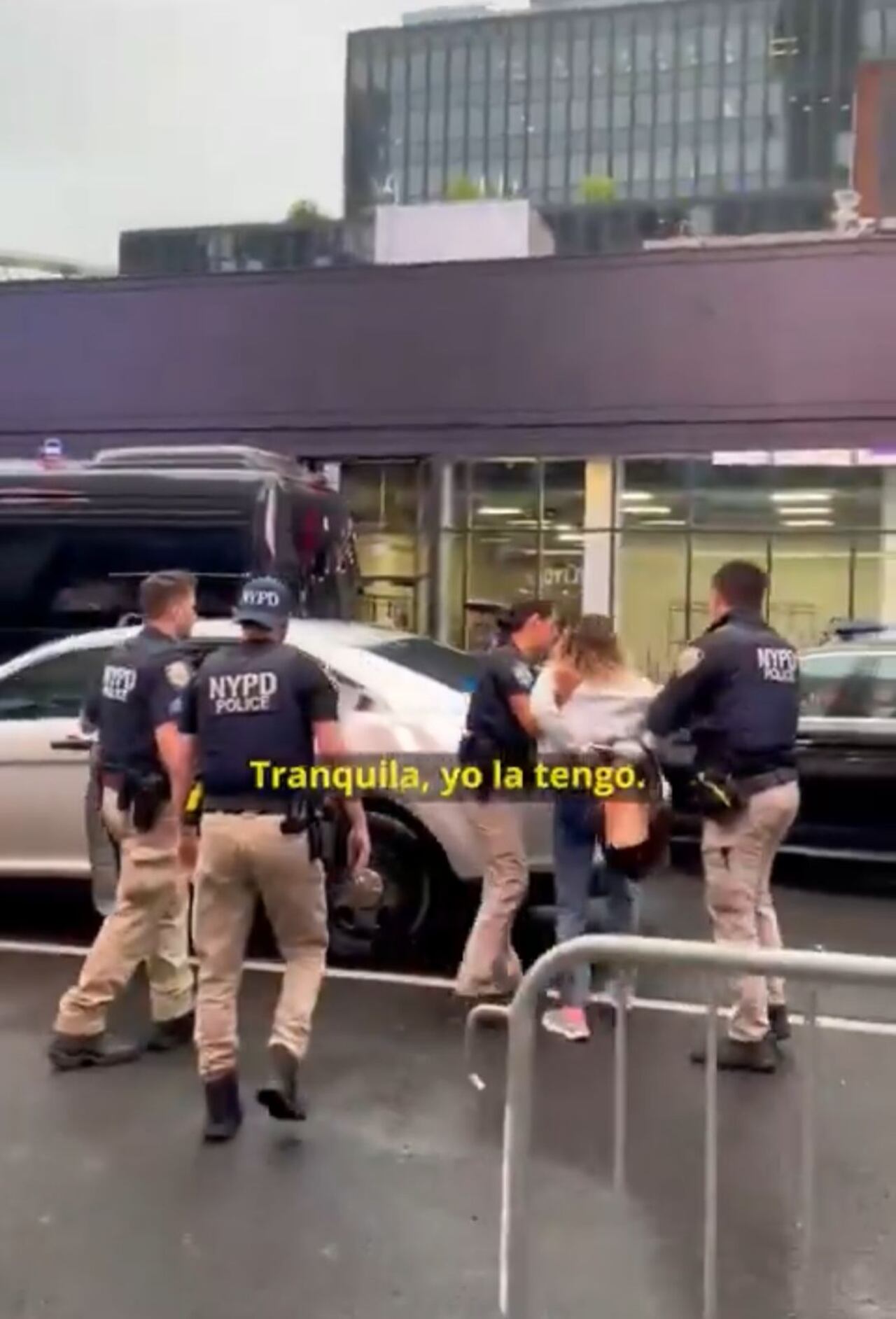 La mujer fue detenida por la policía y la niña lloraba mientras veía la escena