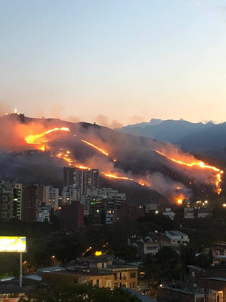 La proximidad de las llamas con algunos barrios y condominios, causó pánico entre los caleños.