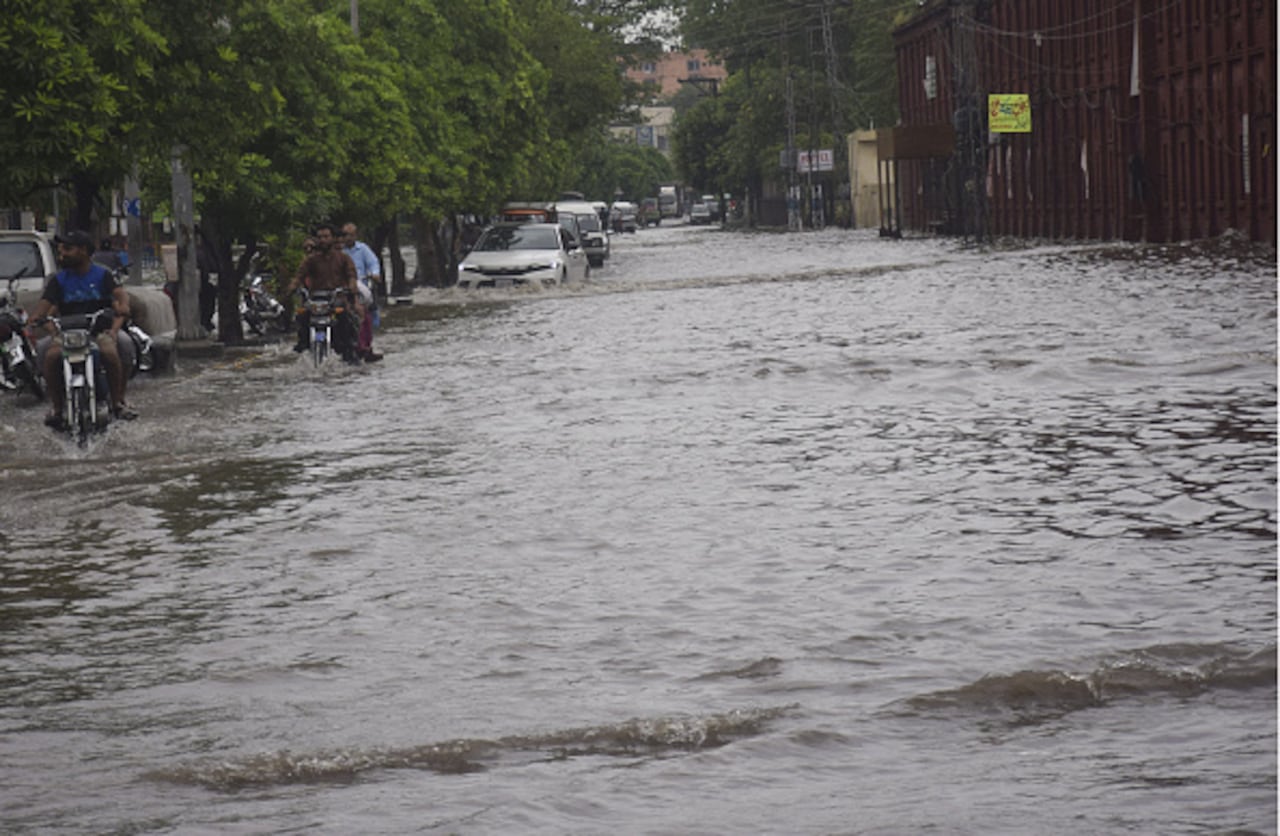 Calles inundadas en Lahore, Pakistán.