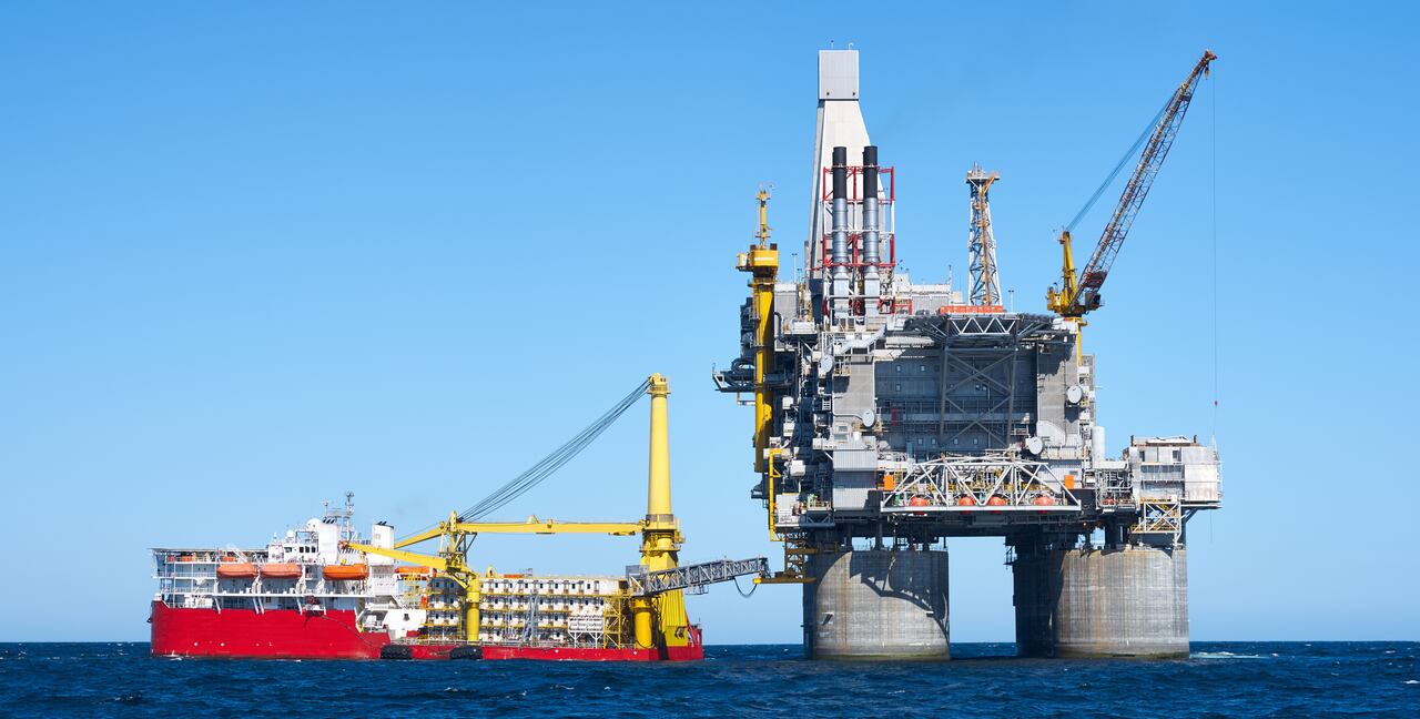 Plataforma petrolera y buque de apoyo - Foto de referencia
