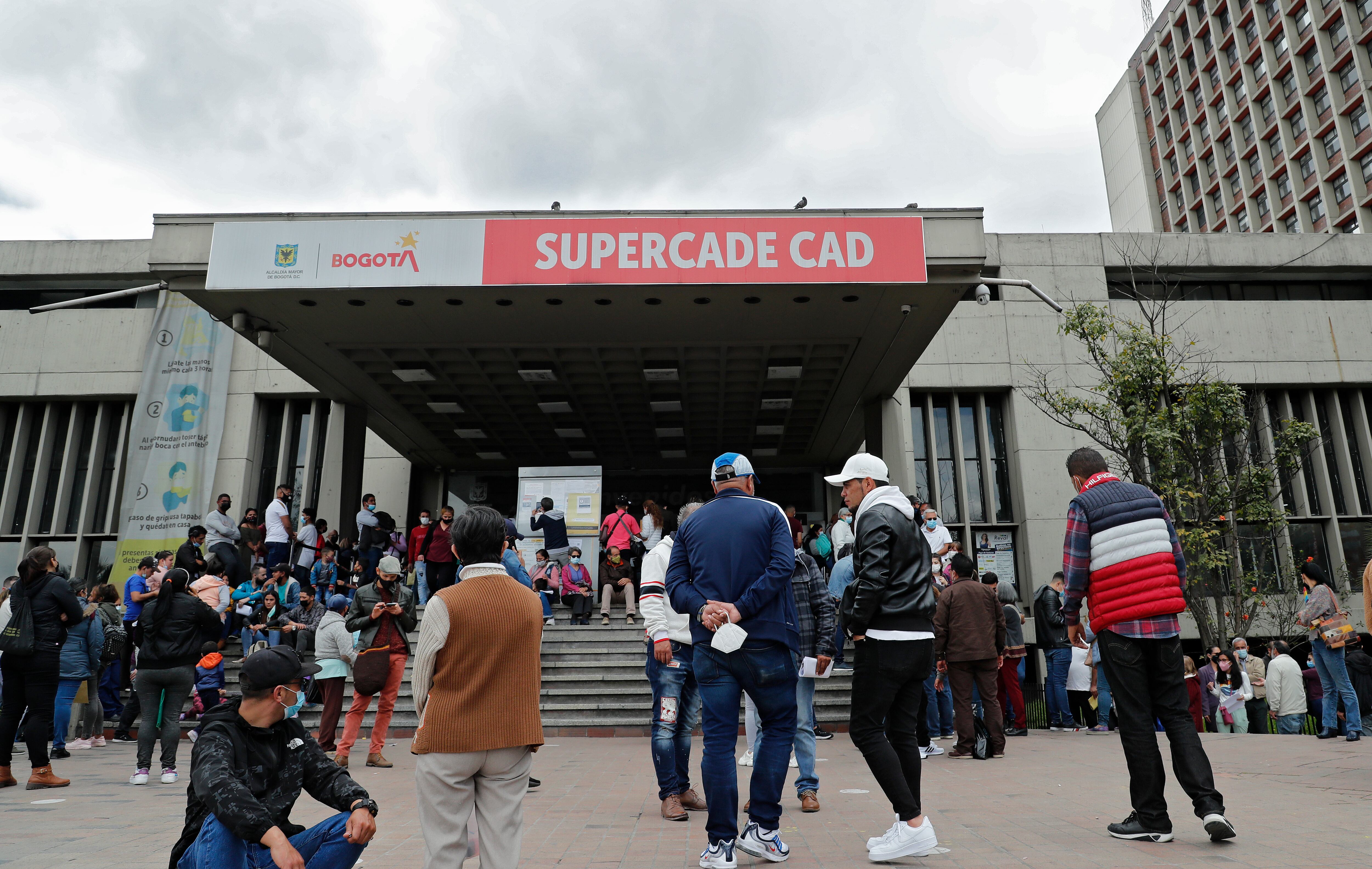 Capitalinos hacen largas filas  para ingresar al Supercade y completar el pago impuestos predial y de vehículos de la Secretaría de Hacienda de  Bogotá
Abril 12 del 2022
Foto Guillermo Torres Reina / Semana