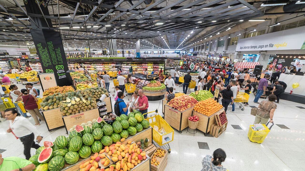 Muchas personas diariamente asisten a los almacenes Éxito para poder comprar productos pertenecientes a la canasta familiar.