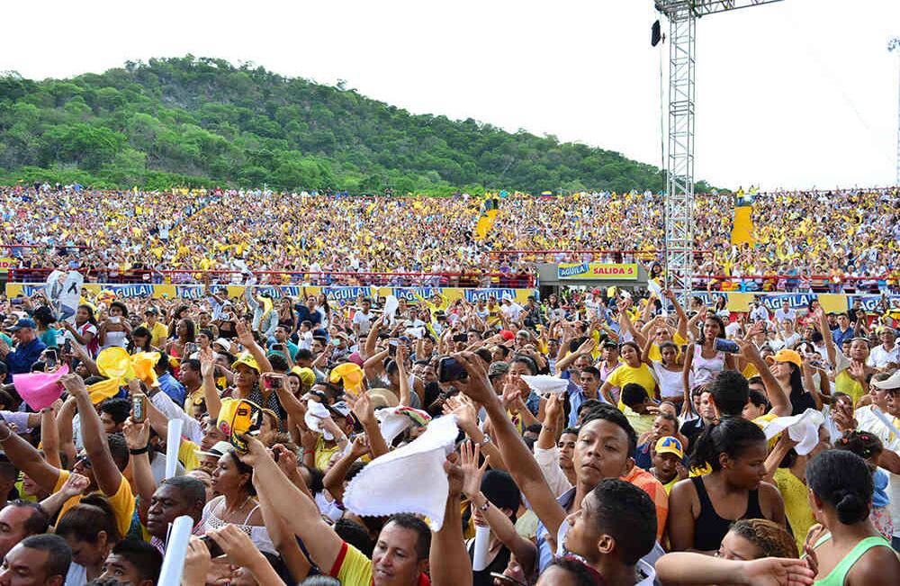  Las personas no cabían en las calles por las que pasó la carroza fúnebre con el cuerpo del cantante vallenato. Foto: Joaquín Ramírez - El Pilón