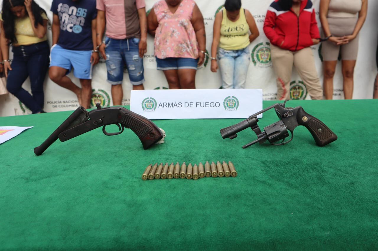 La mujer está entre las personas capturadas