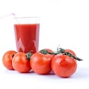 El jugo de tomate es rico en vitaminas y minerales, como la vitamina C, vitamina A, potasio y antioxidantes.