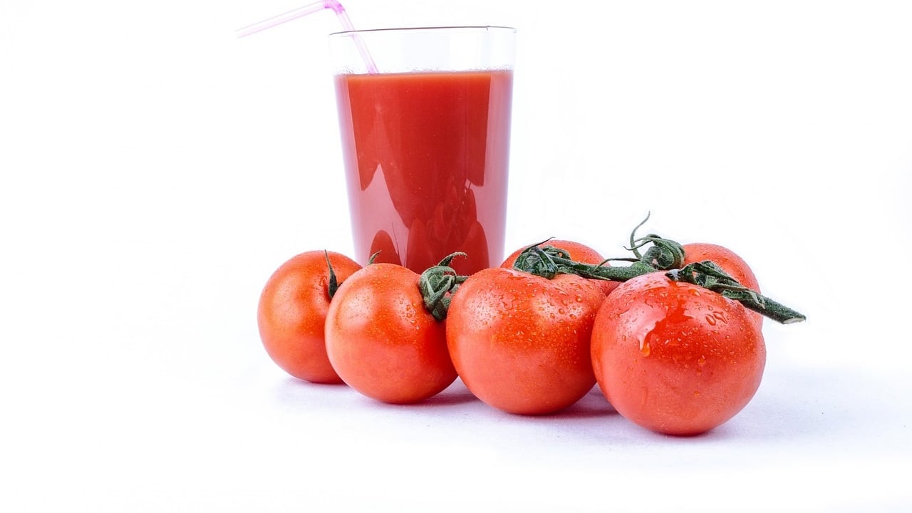 El jugo de tomate es rico en vitaminas y minerales, como la vitamina C, vitamina A, potasio y antioxidantes.