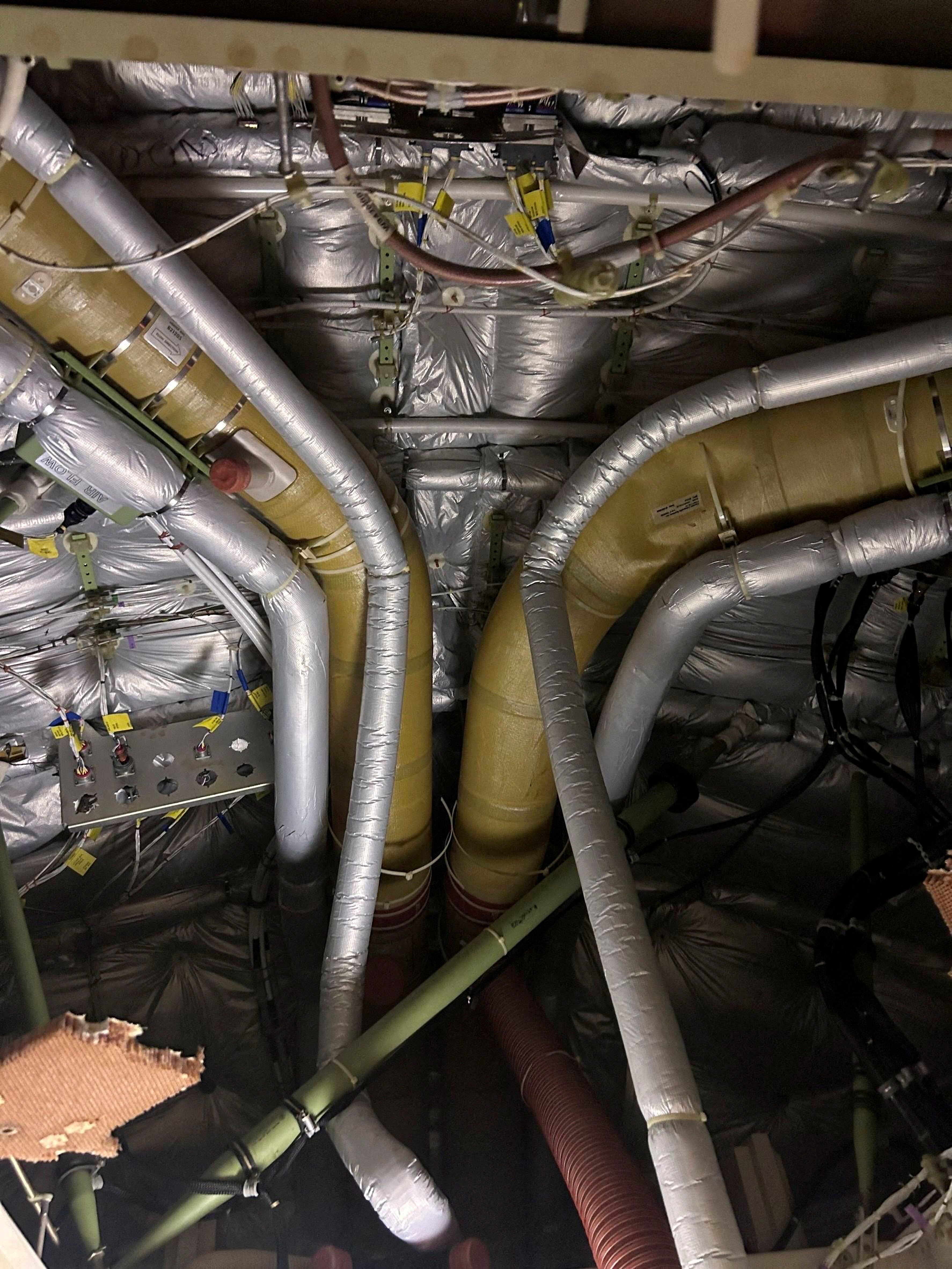 El interior del vuelo SQ321 de Singapore Airlines se muestra después de un aterrizaje de emergencia en el aeropuerto internacional Suvarnabhumi de Bangkok, Tailandia, el 21 de mayo de 2024.