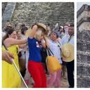 Mujer es agredida por subir a una de las piramides de Chichén Itza pese a estar prohibido.