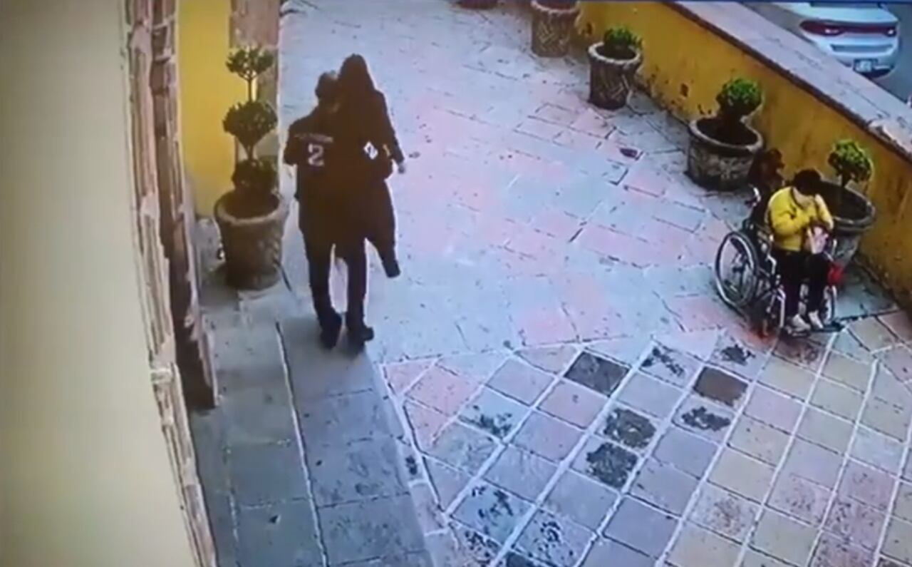 Después del robo, la pareja se retira tranquilamente del lugar.