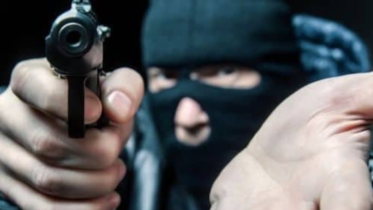 Los guardas de la empresa de valores reaccionaron con sus armas de dotación, derivando en una balacera que dejó a uno de los guardas gravemente herido, quien después murió.