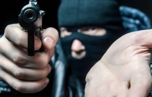 Los guardas de la empresa de valores reaccionaron con sus armas de dotación, derivando en una balacera que dejó a uno de los guardas gravemente herido, quien después murió.