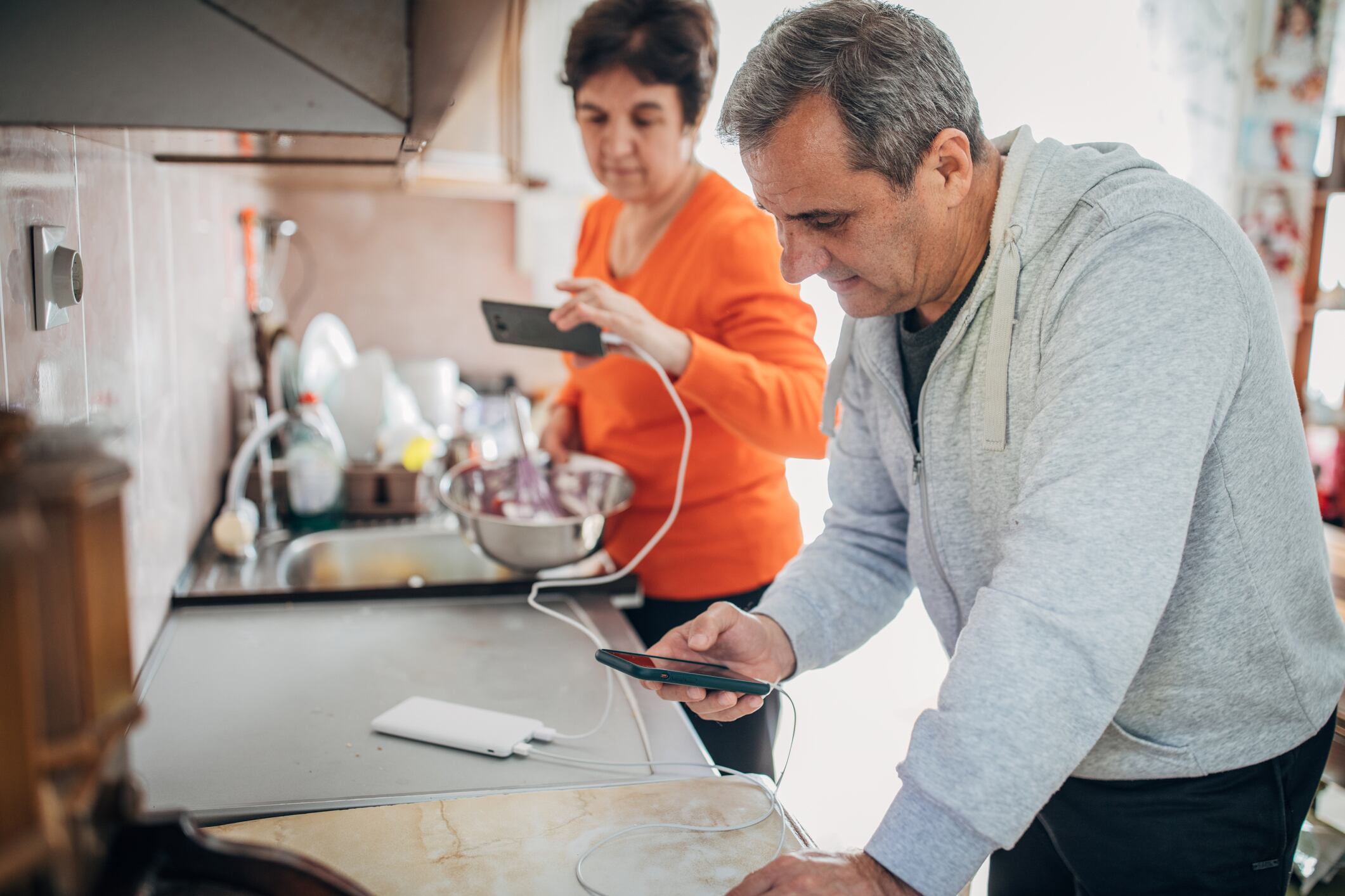 Las baterías portátiles (power bank) son de gran utilidad para recargar los teléfonos sin gastar energía de un hogar.