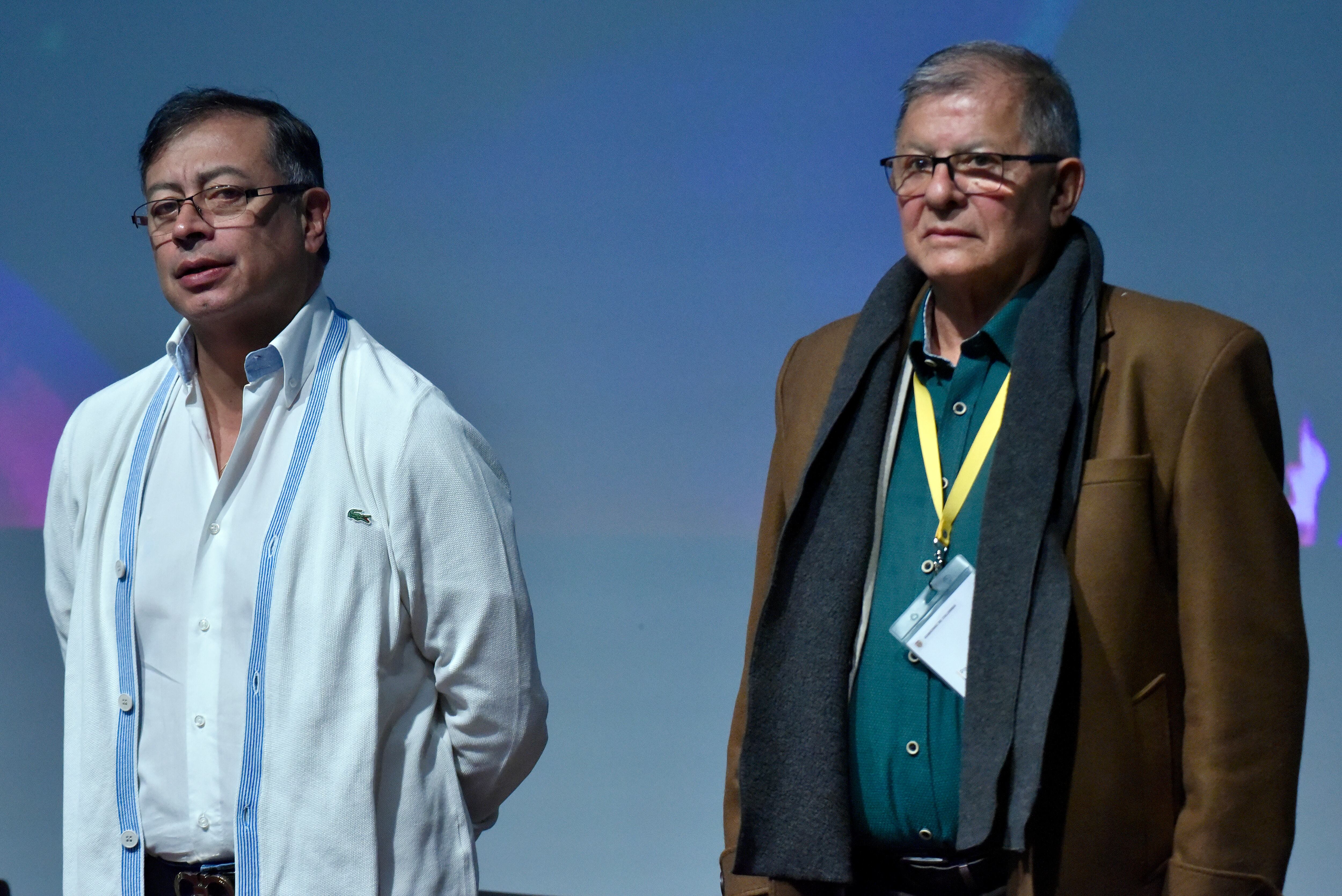 El presidente colombiano Gustavo Petro (L) está junto al ex miembro colombiano de las Fuerzas Armadas Revolucionarias de Colombia (FARC) y miembro del partido Comunes Rodrigo Granda (R) durante la instalación de la Comisión de Seguimiento- arriba, Promoción y Verificación de la Implementación del Acuerdo Final de Paz en el marco del Día Internacional de la No Violencia el 02 de octubre de 2022 en el Centro Memoria, Paz y Reconciliación en Bogotá, Colombia.