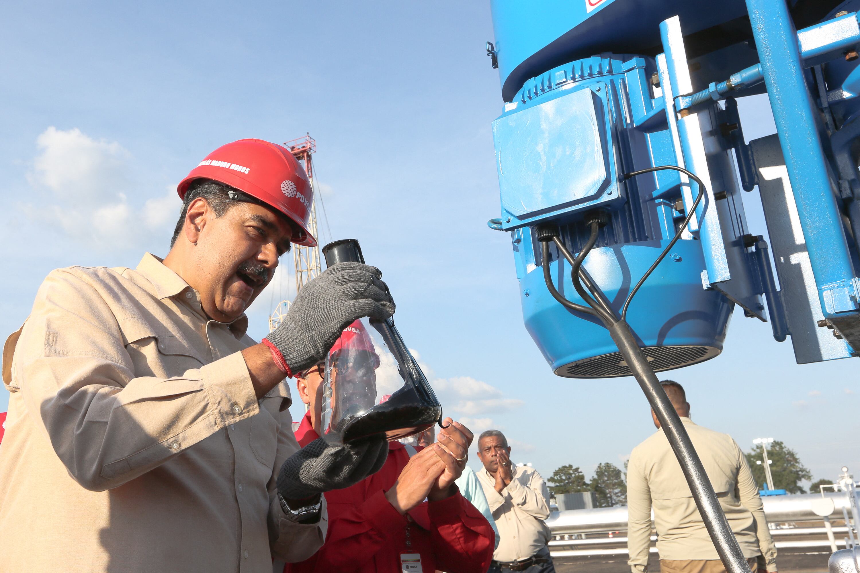 Nicolás Maduro participando en la entrega de 50 pozos petroleros del campo petrolero Cacique Chaima.
