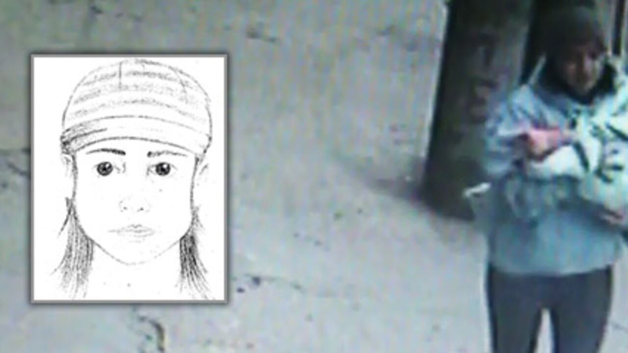 En el video se observa a la mujer saliendo de la cafetería con la bebé en sus brazos.