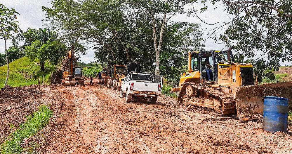 Cuando no pagan, los grupos armados queman la maquinaria para impedir el desarrollo de las obras.