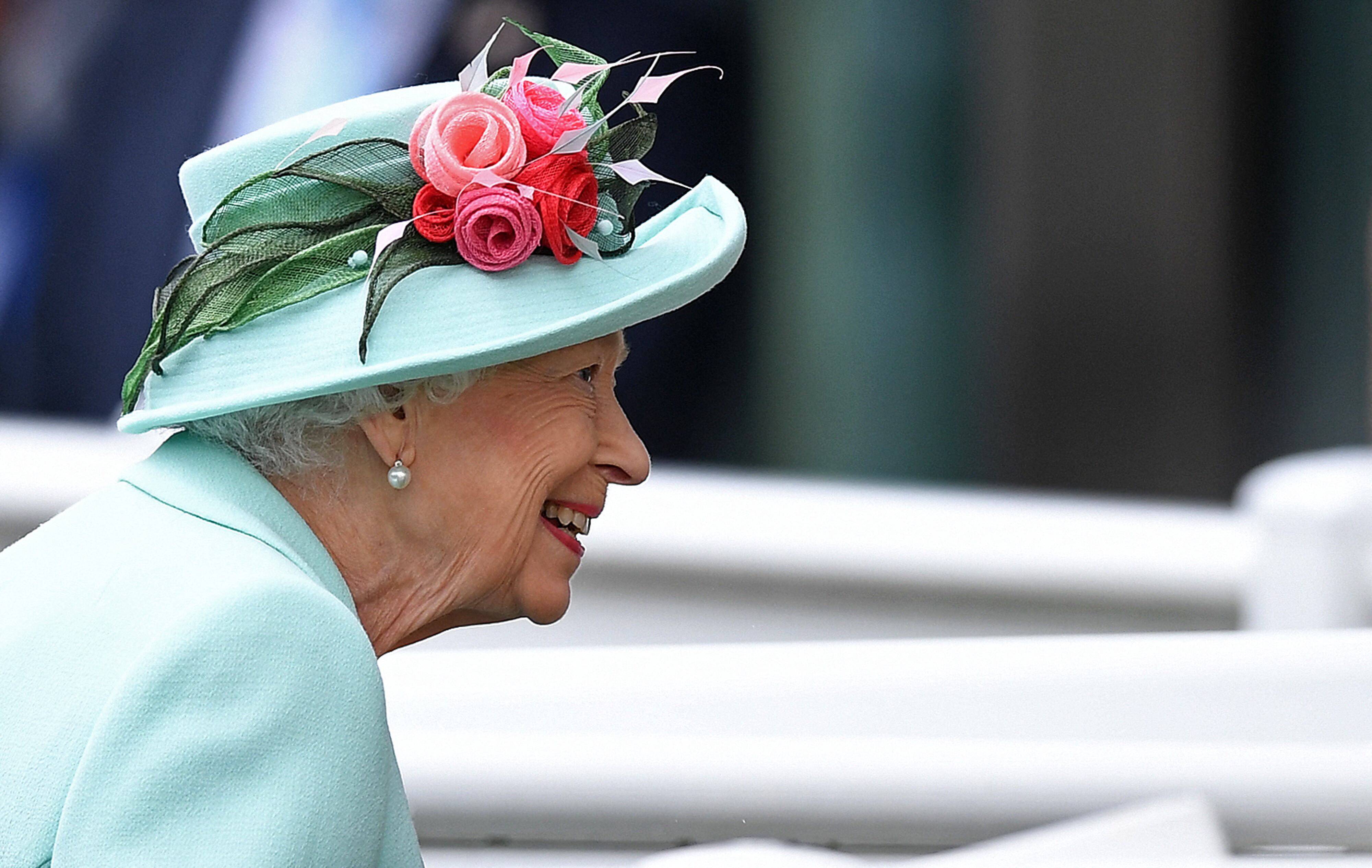 Este año, el verde fue uno de los dos tonos favoritos en las apuestas por el color del sombrero de la reina y fue un acierto. Lo adornó con rosas, la flor símbolo de Inglaterra.