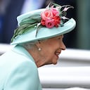 Este año, el verde fue uno de los dos tonos favoritos en las apuestas por el color del sombrero de la reina y fue un acierto. Lo adornó con rosas, la flor símbolo de Inglaterra.